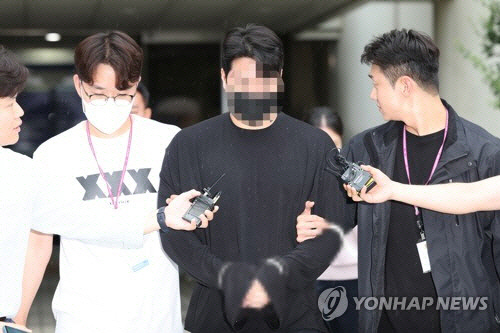 약물을 복용한 채 운전하다가 사고를 내 행인을 다치게 한 혐의를 받는 신모씨가 지난 10월11일 서울 서초구 서울중앙지방법원에서 구속 전 피의자 심문(영장실질심사)을 마친 뒤 이동하고 있다. 연합뉴스